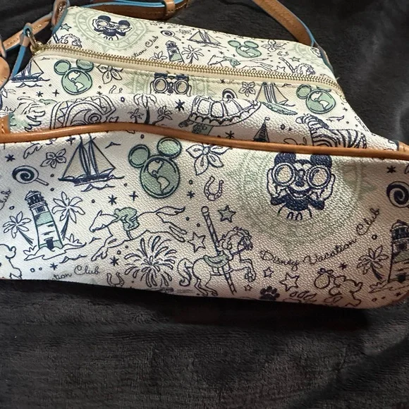 Dooney & Bourke Disney Vacation Club 2016 Crossbody Bag VGUC - Picture 3 of 5